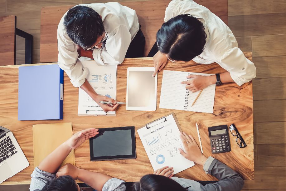 Personas en una mesa auditando a una empresa