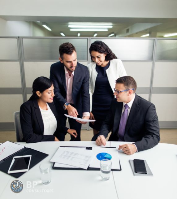 Consultores en la oficina trabajando