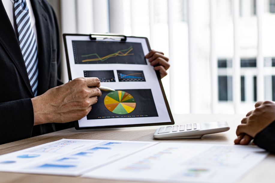 Consultor Fiscal explicando a su cliente los detalles
